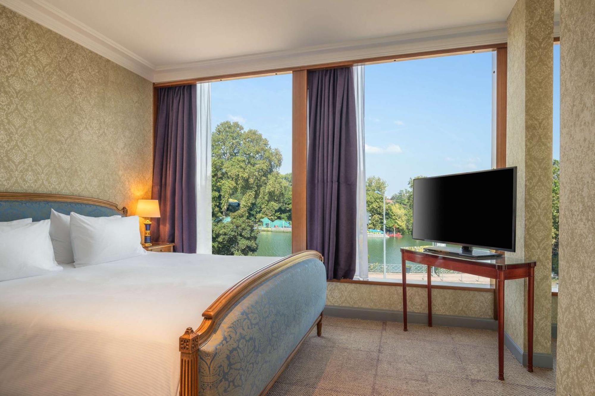 Doubletree By Hilton Paris Bougival Hotel Buitenkant foto